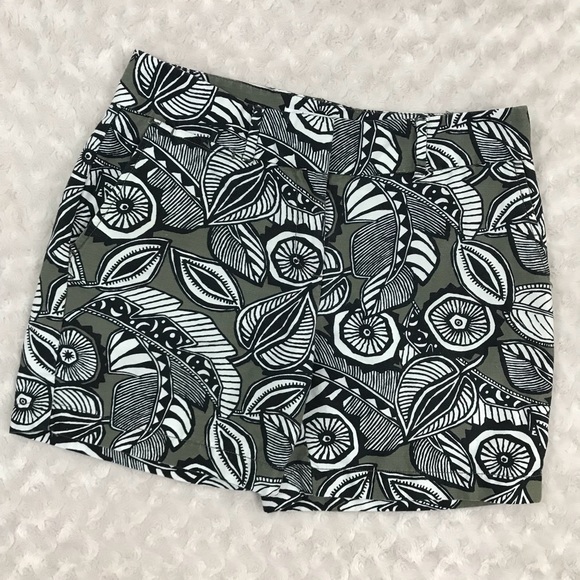 LOFT Pants - Ann Taylor LOFT The Riviera Short Leaf Print Green